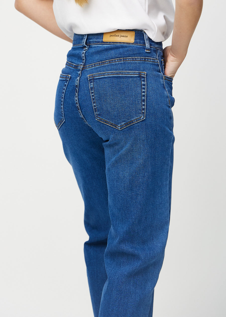 Loose jeans for women in dark blue, color Oceans. Close-up from behind on a model, showing the fit and details.