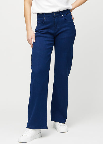 Dark blue loose jeans, model name Royals, which has a loose fit with plenty of width in the legs, seen from the front.