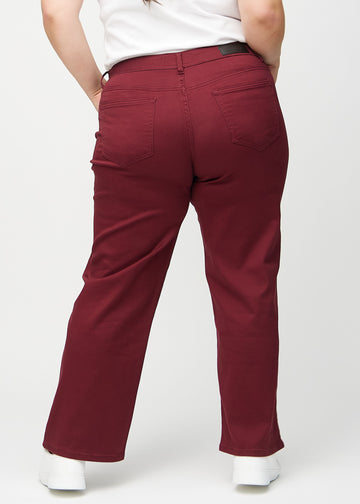 Loose jeans for women in dark red, color Santas. Back view on a plus-size model, showing the overall relaxed fit.