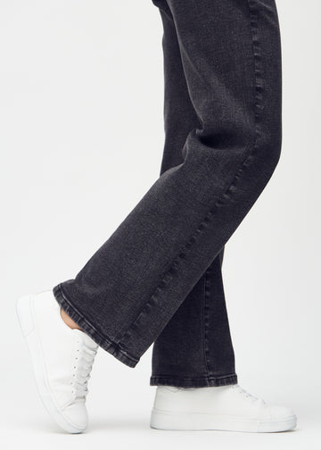 Loose jeans for women in dark grey, color Shadows. Close-up at the ankles on a model, showing the wide leg openings.