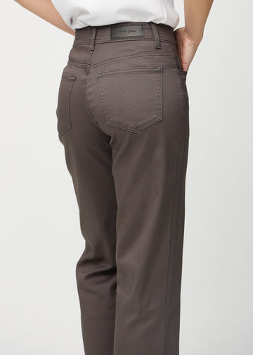 Loose jeans for women in grey-brown, color Thunders. Close-up from behind on a model, showing the fit and details.