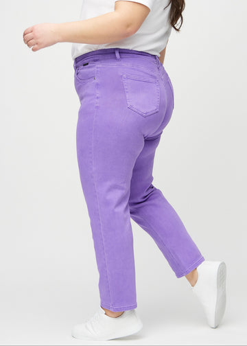 Regular jeans for women in purple, color Lavenders. Side view on a plus-size model.