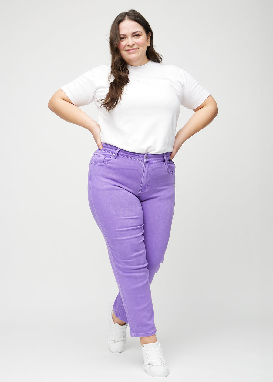 Regular jeans for women in purple, color Lavenders. Full-length view of a plus-size model wearing the jeans.
