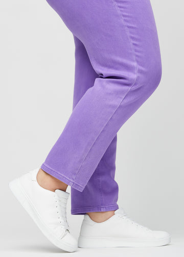 Regular jeans for women in purple, color Lavenders. Close-up at the ankles on a plus-size model, showing the straight leg openings.