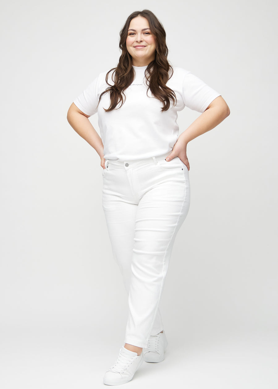 Regular jeans for women in white, color Marguerites. Full-length view of a plus-size model wearing the jeans.