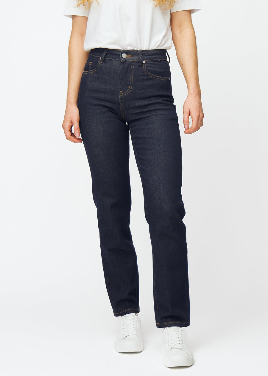 Deep dark blue denim jeans for women in the color Midnights with a regular fit, fitted at the waist and falling straight down over the legs, seen from the front.