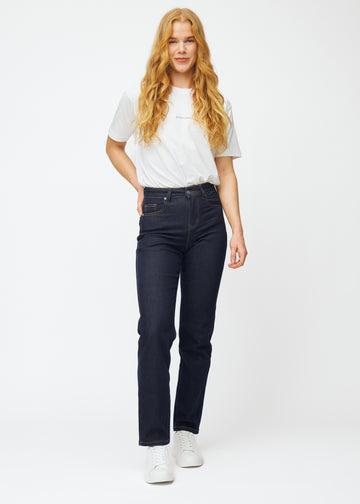 Full-length image of a model in deep dark blue denim jeans for women in the color Midnights with a regular fit.