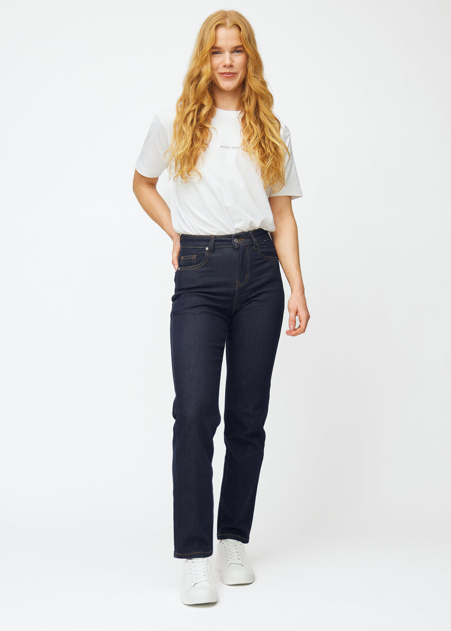 Full-length image of a model in deep dark blue denim jeans for women in the color Midnights with a regular fit.