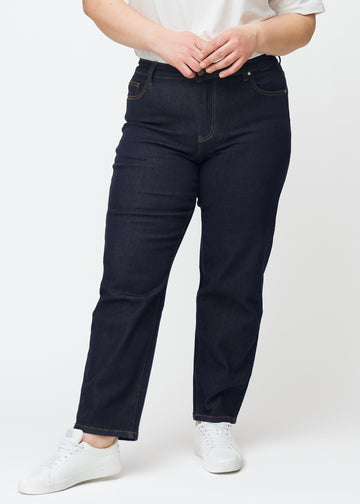 Deep dark blue denim jeans for women in the color Midnights with a regular fit, seen from the front on a plus-size model.