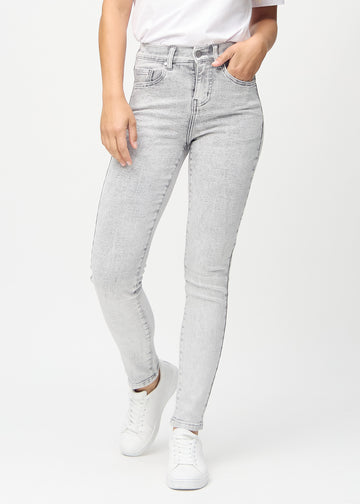 Skinny jeans for women in light grey, color Ashes. Front view on a model, showing the close fit through the legs.