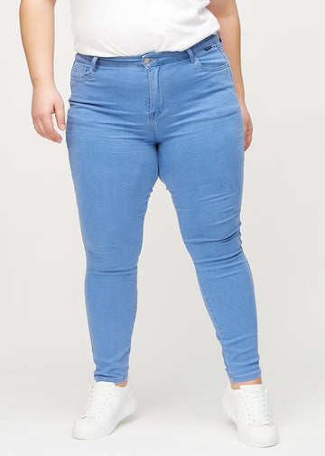Skinny jeans for women in blue, color Geraniums. Front view on a plus-size model, showing the close fit through the legs.