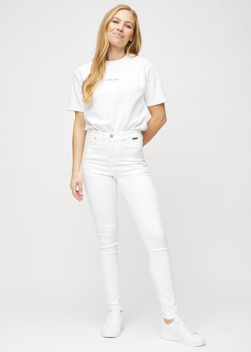 Full image of a model in white skinny jeans.