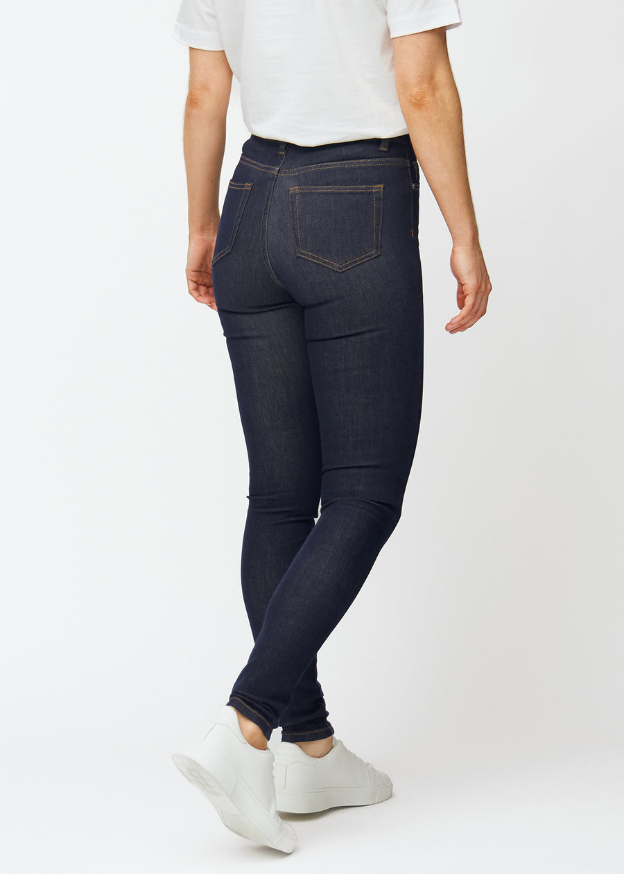 Deep dark blue denim jeans for women in the color Midnights viewed from the back, so the close fit can be seen.