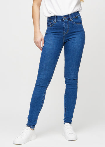 Skinny jeans for women in dark blue, color Oceans. Front view on a model, showing the close fit through the legs.