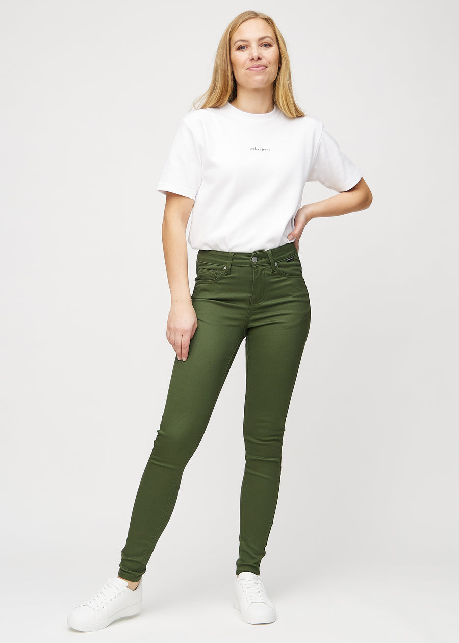 Skinny jeans for women in dark green, color Renewals. Full-length view of a model wearing the jeans.