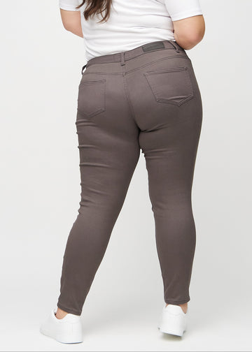 Grey-brown skinny jeans seen from the back on a plus-size model, so the full product can be seen.