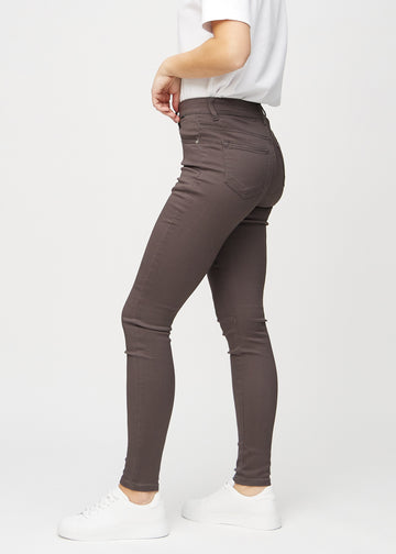 Grey-brown skinny jeans seen from the side on a model.