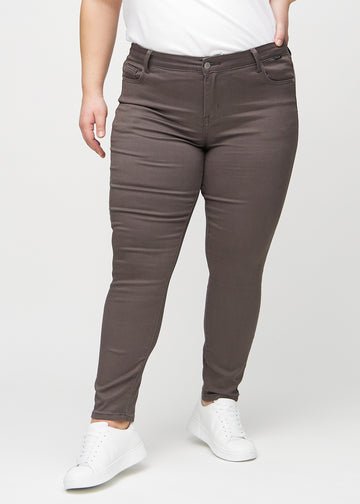Grey-brown skinny jeans, model name Thunders, slim fit on a plus-size model, seen from the front.
