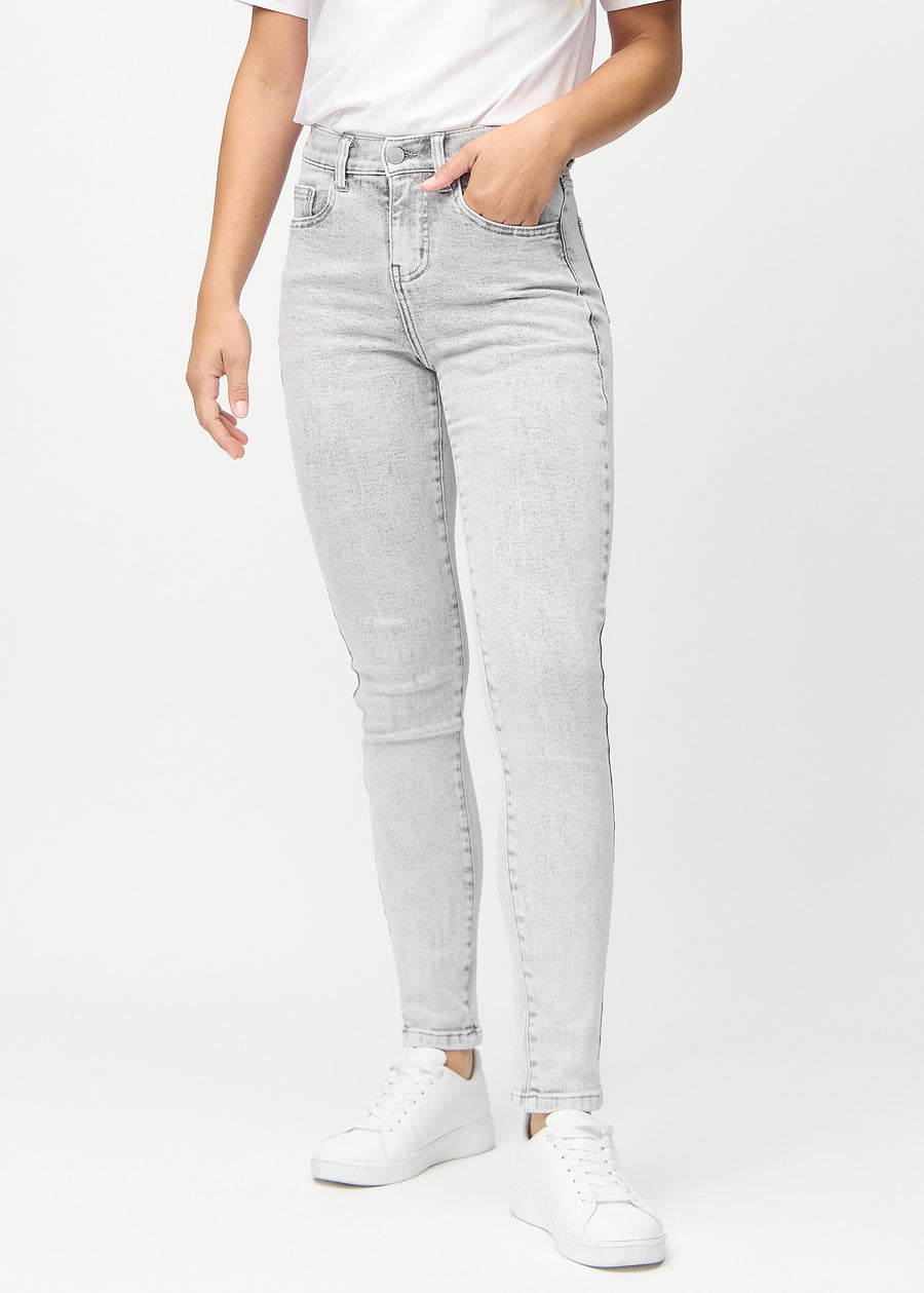 Light grey denim slim jeans, model name Ashes, which fits closely to the leg, though slightly looser at the ankle, seen from the front.