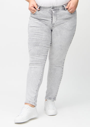 Light grey denim slim jeans, model name Ashes, which fits closely to the leg, though slightly looser at the ankle, on a plus-size model, seen from the front.