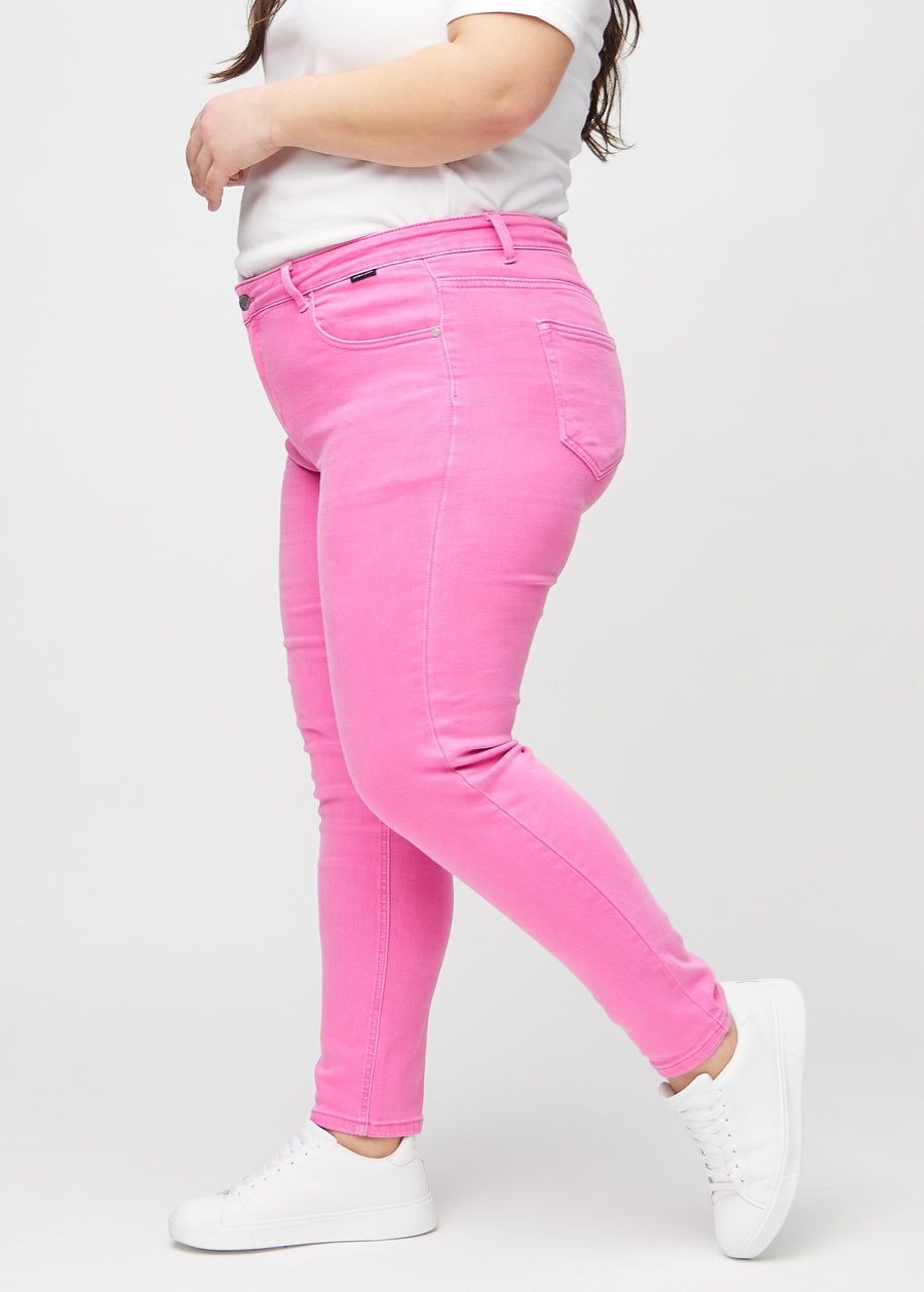 Slim jeans for women in light pink, color Flamingos. Side view on a plus-size model.