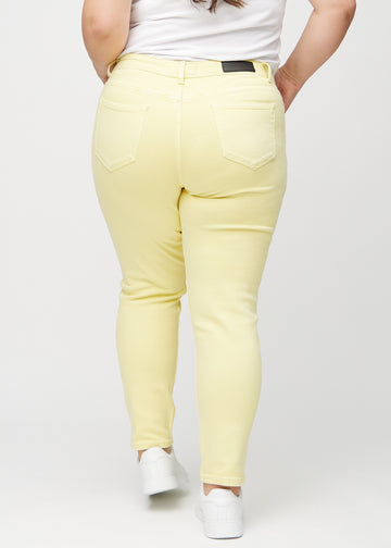 Slim jeans for women in light yellow, color Lemonades. Back view on a plus-size model, showing the overall fit.