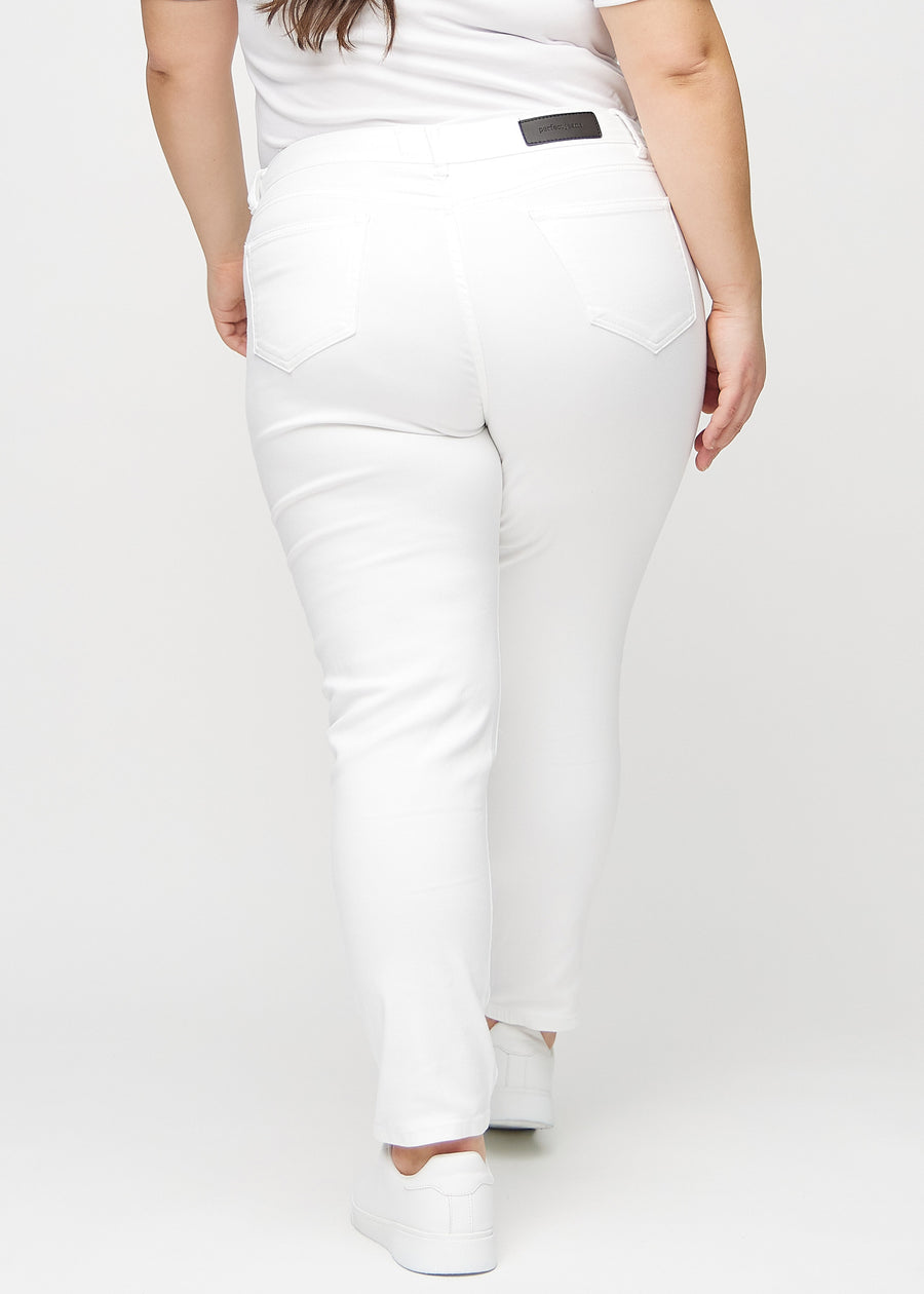 Slim jeans for women in white, color Marguerites. Back view on a plus-size model, showing the overall fit.
