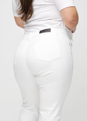 Slim jeans for women in white, color Marguerites. Close-up back view on a plus-size model, showing the details.