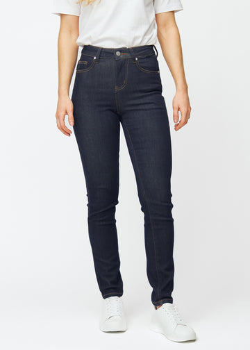 Deep dark blue denim jeans for women in the color Midnights with a slim fit, tailored from waist to ankle, seen from the front.