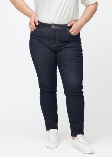 Deep dark blue denim jeans for women in the color Midnights with a slim fit seen from the front on a plus-size model.