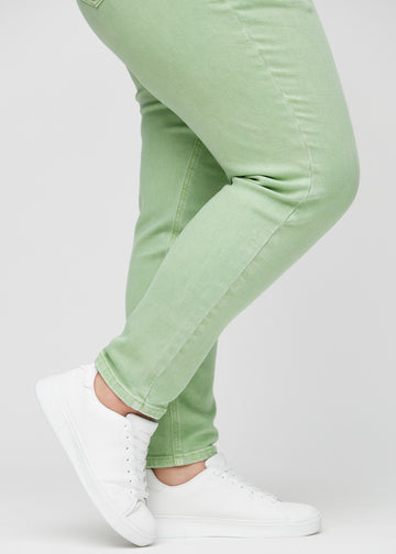 The ankles of a plus-size model, so you can see how tightly the jeans fit.