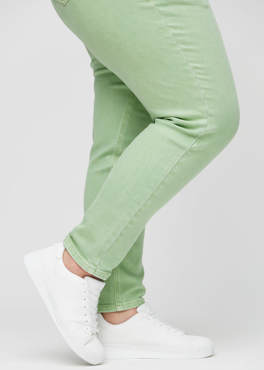 The ankles of a plus-size model, so you can see how tightly the jeans fit.