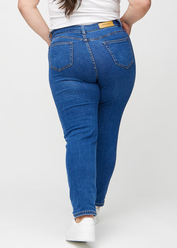 Slim jeans for women in dark blue, color Oceans. Back view on a plus-size model, showing the overall fit.