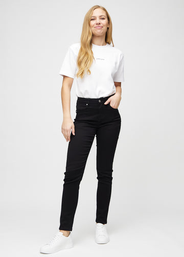 Slim jeans for women in black, color Ravens. Full-length view of a model wearing the jeans.