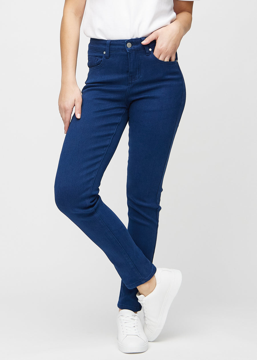 Dark blue slim jeans, model name Royals, which fits close to the leg, though slightly looser at the ankle, seen from the front.