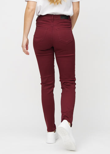 Slim jeans for women in dark red, color Santas. Back view on a model, showing the overall fit.