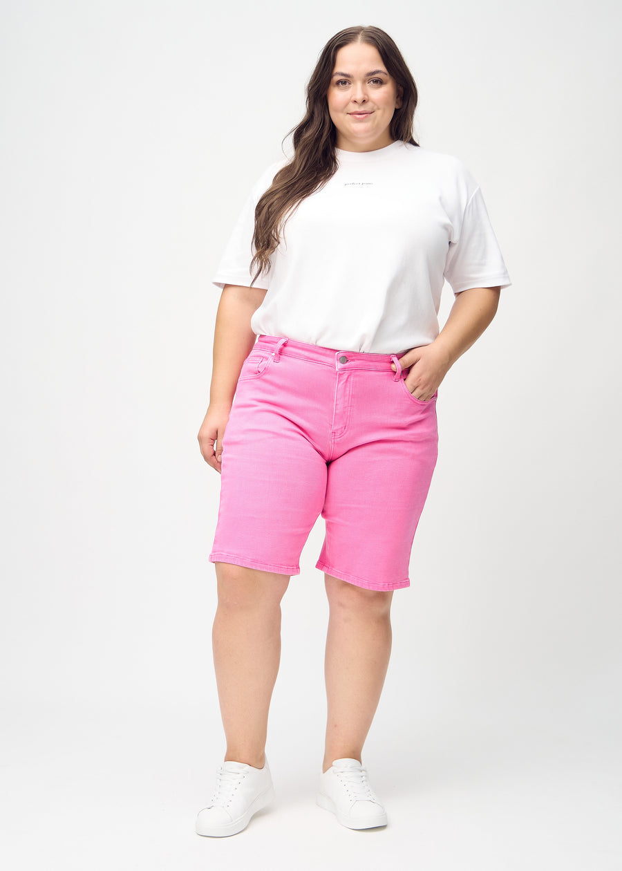 Full image of a plus-size model in light pink regular middle shorts.