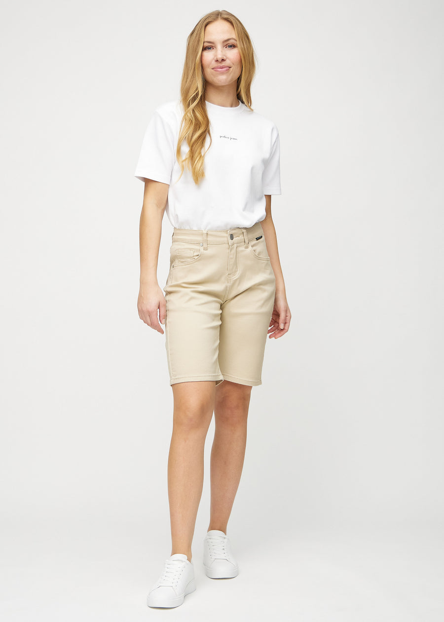 Full image of a model wearing beige regular middle shorts.