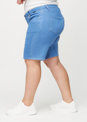 Blue regular middle shorts seen from the side on a plus-size model.