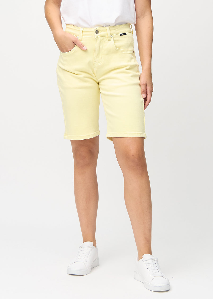 Light yellow regular middle shorts, model name Lemonades, which fall straight down the leg and end just above the knee, seen from the front.