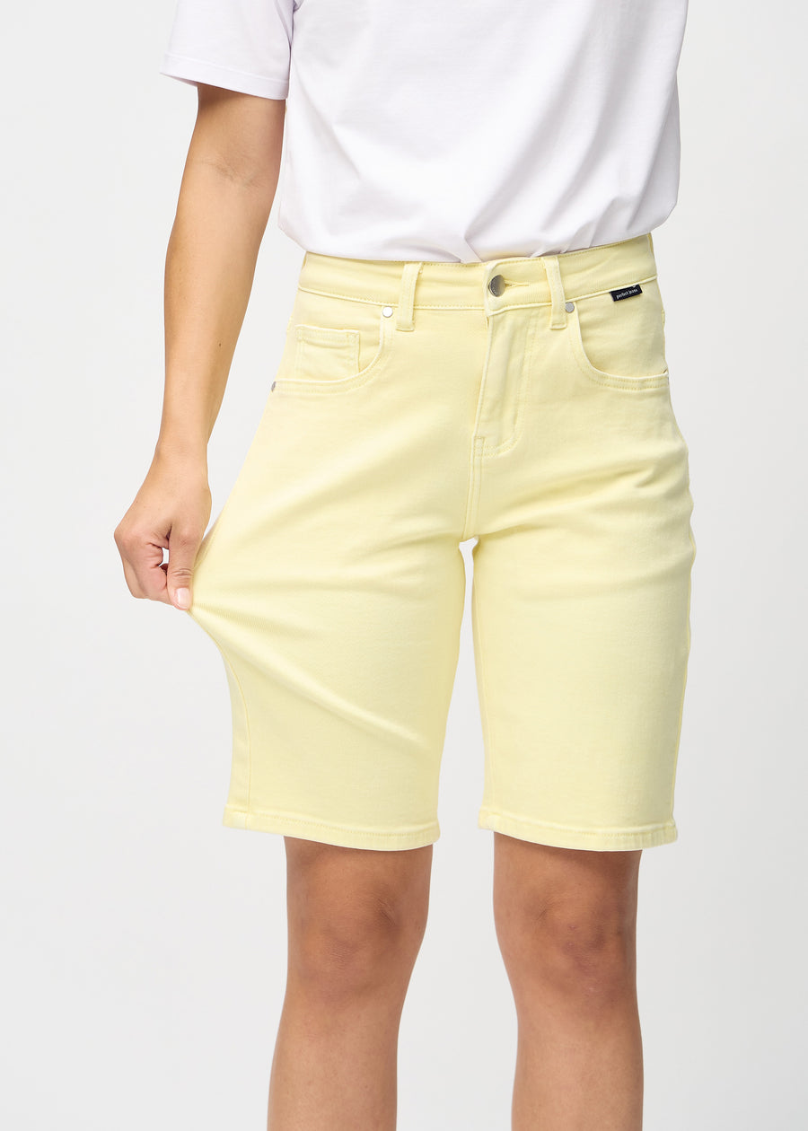 The model stretches the shorts at the thigh to show the stretch.