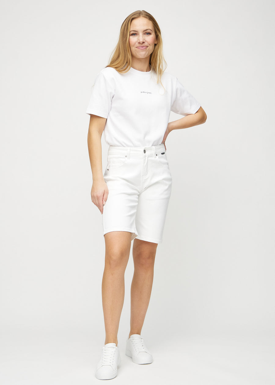 Full image of model in white regular middle shorts.