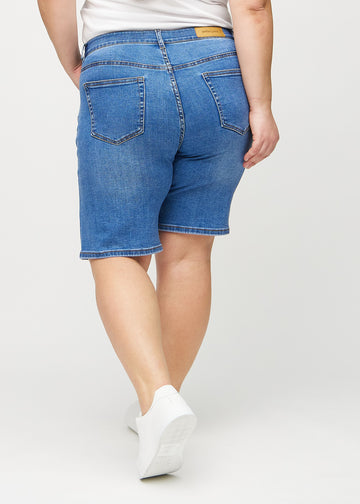 Denim regular middle shorts seen from the back on a plus-size model, so the entire product is visible.