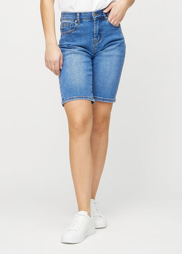 Denim regular middle shorts, model name Rivers, which fall straight down the leg and end just above the knee, seen from the front.