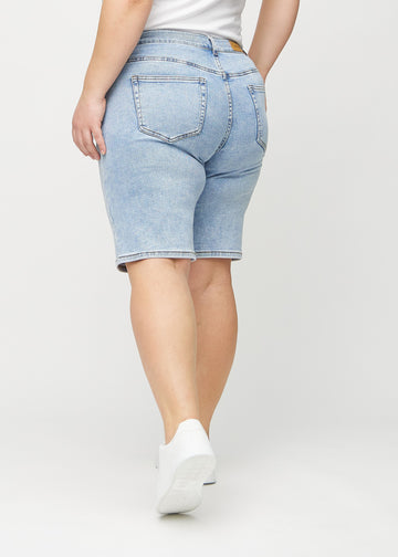 Light denim regular middle shorts seen from the back on a plus-size model, so the entire product can be seen.