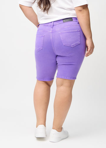 Purple skinny middle shorts seen from the back on a plus-size model, so the entire product can be seen.