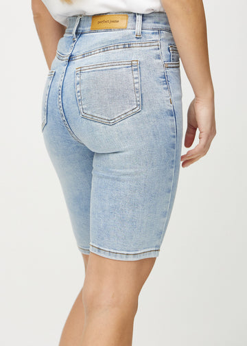 Light denim skinny middle shorts seen from the back close up to show details.