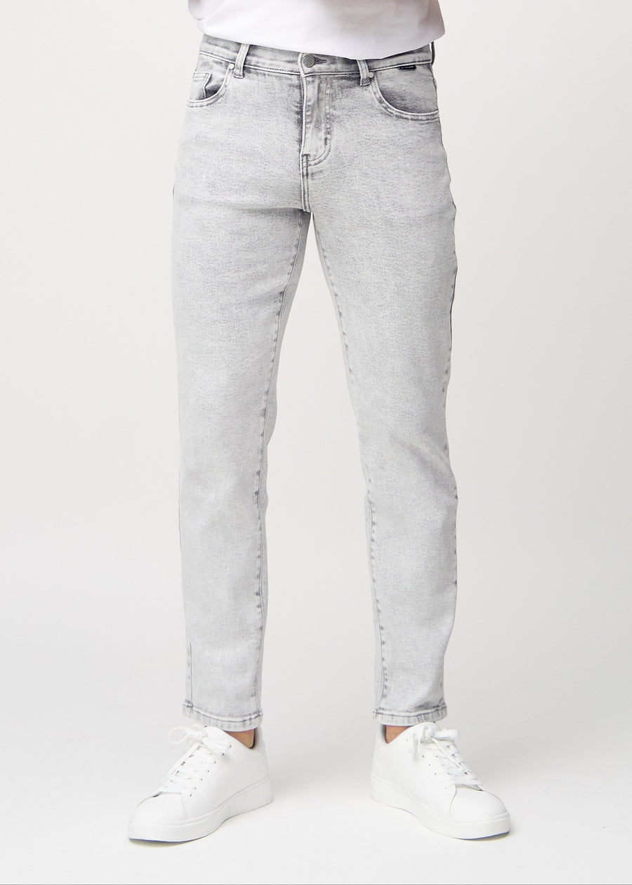 Light grey denim regular jeans, model name Ashes, which goes straight down the leg, seen from the front.