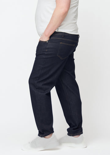 Deep dark blue denim jeans for men in the color Midnights with a regular fit seen from the side on a plus-size model.