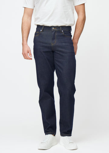 Deep dark blue denim jeans for men in the color Midnights with a regular fit that sits naturally at the hip and provides room around the legs, seen from the front.